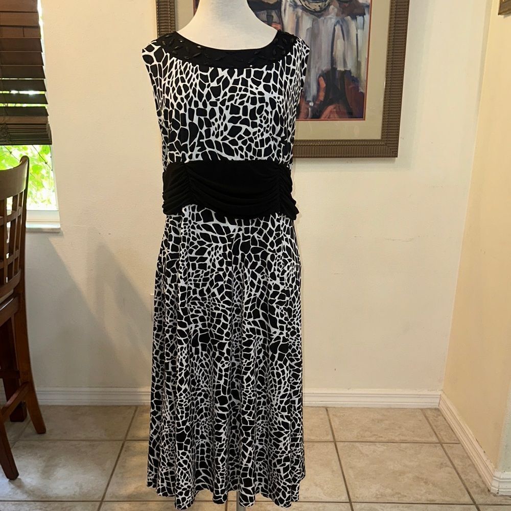 True Envy Black/ White Sleeveless Beaded Pattern Dress Size 20W